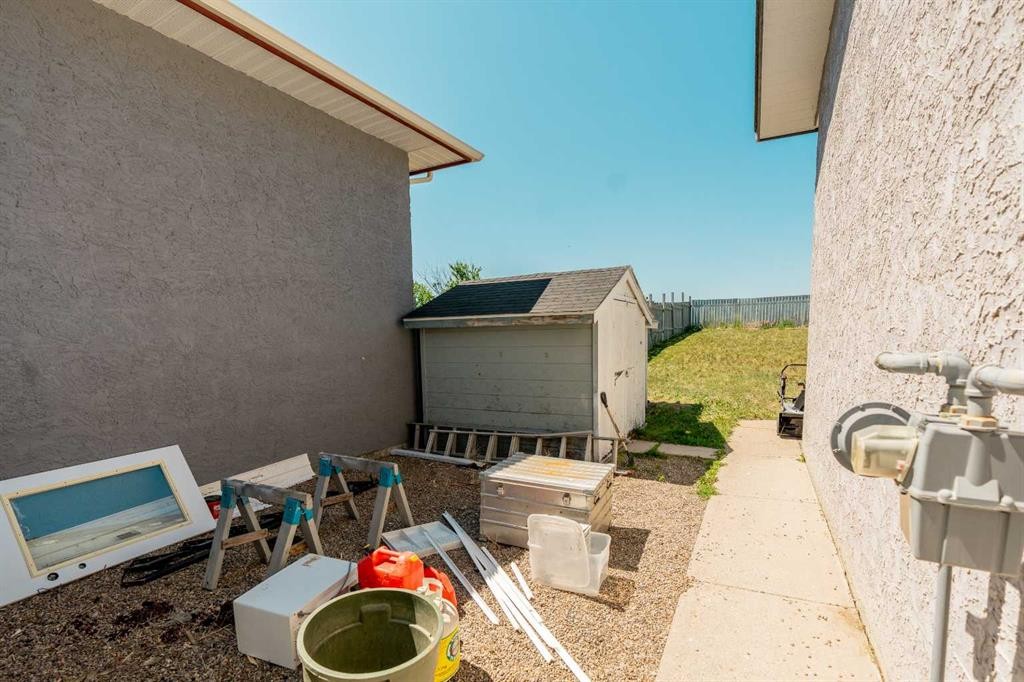 199 Mt Crandell Crescent West, Lethbridge, AB - Outdoor With Exterior