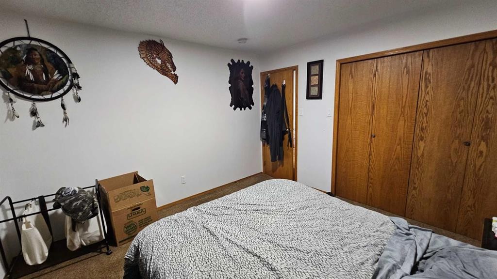 207 Centre Avenue Ne, Milk River, AB - Indoor Photo Showing Bedroom