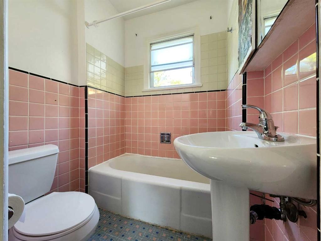 611 9 Avenue North, Lethbridge, AB - Indoor Photo Showing Bathroom