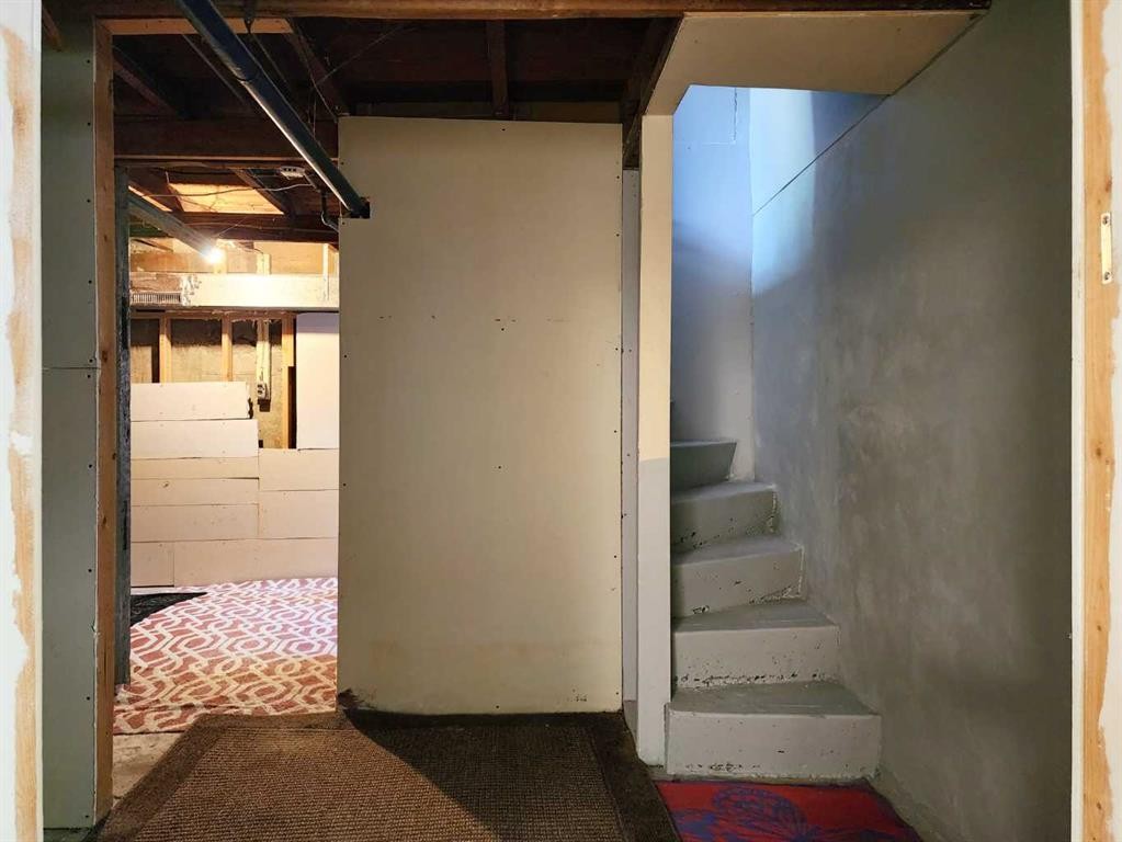 611 9 Avenue North, Lethbridge, AB - Indoor Photo Showing Other Room