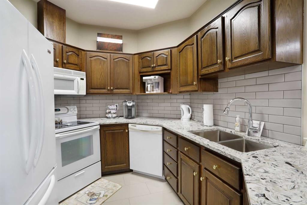 201076 Range Road 142, Rural Newell, County Of, AB - Indoor Photo Showing Kitchen With Double Sink