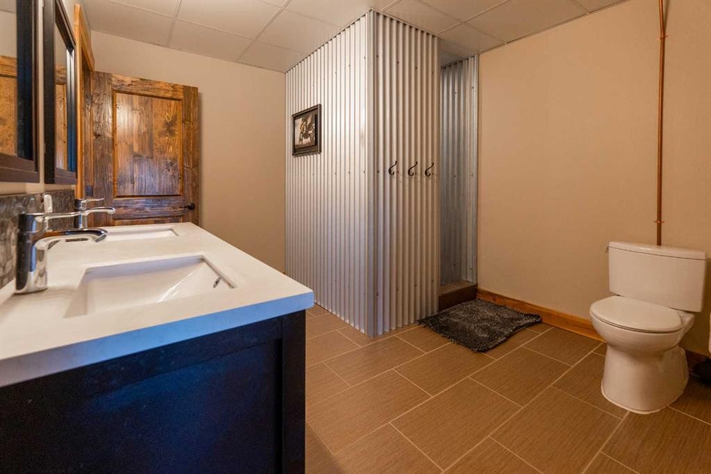 104103 Range Rd 20-1A, Rural Lethbridge County, AB - Indoor Photo Showing Bathroom