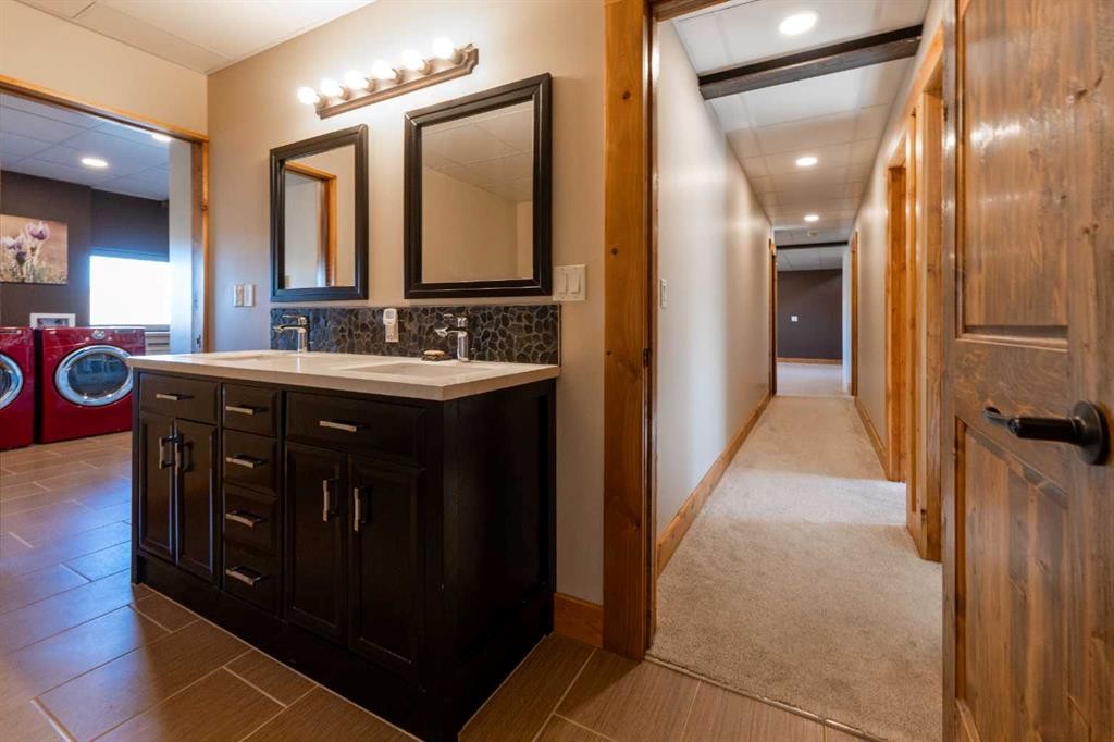 104103 Range Rd 20-1A, Rural Lethbridge County, AB - Indoor Photo Showing Bathroom