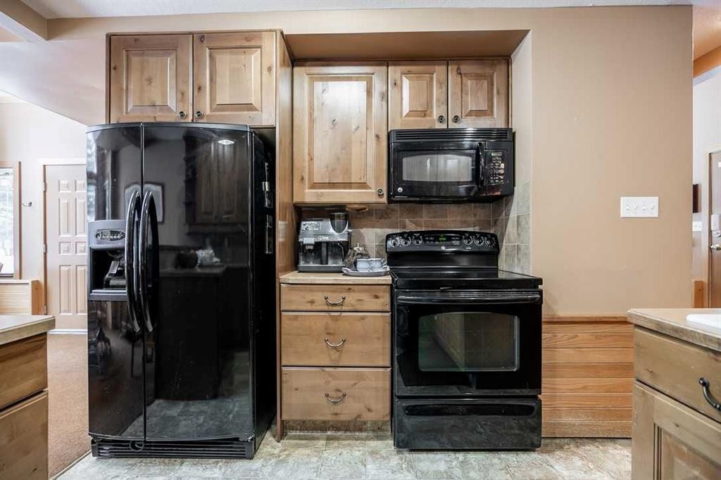 107 Mount View, Waterton Park, AB - Indoor Photo Showing Kitchen