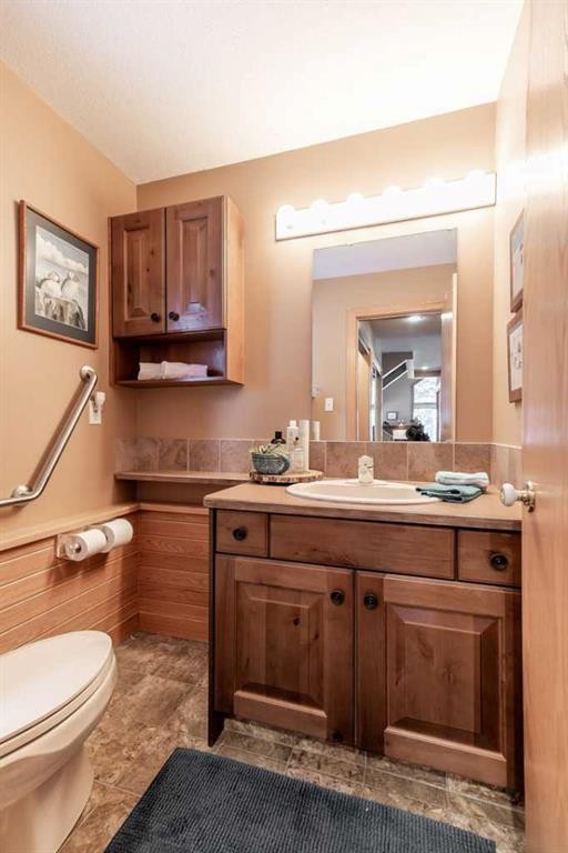 107 Mount View, Waterton Park, AB - Indoor Photo Showing Bathroom
