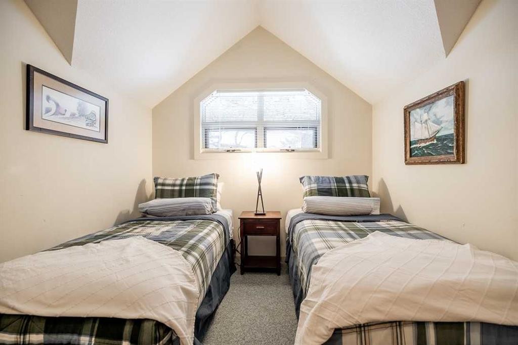 107 Mount View, Waterton Park, AB - Indoor Photo Showing Bedroom