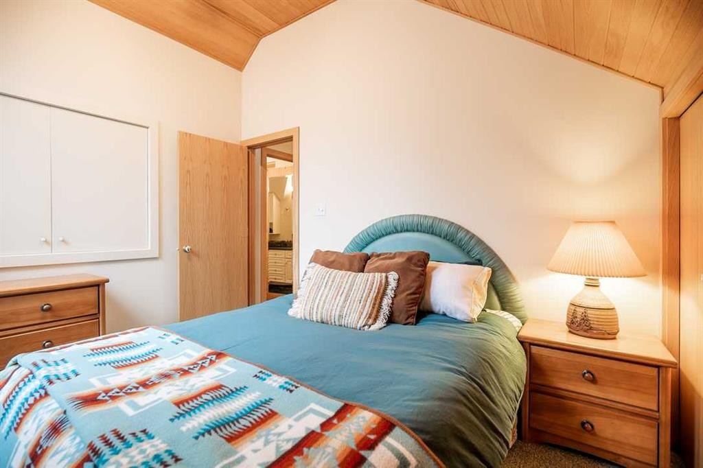 107 Mount View, Waterton Park, AB - Indoor Photo Showing Bedroom