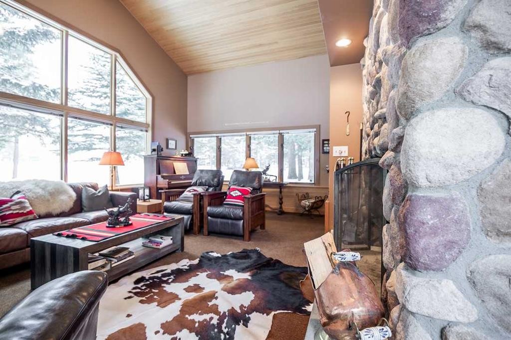 107 Mount View, Waterton Park, AB - Indoor Photo Showing Living Room