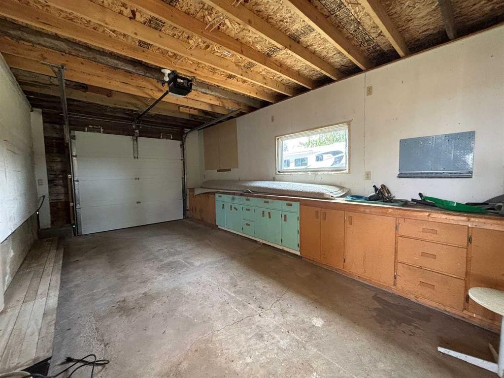 307 Centre Avenue, Coutts, AB - Indoor Photo Showing Garage