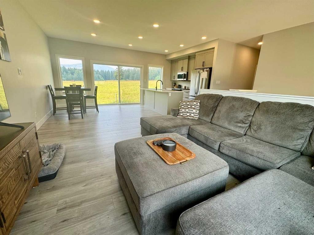 21426 29 Avenue, Bellevue, AB - Indoor Photo Showing Living Room