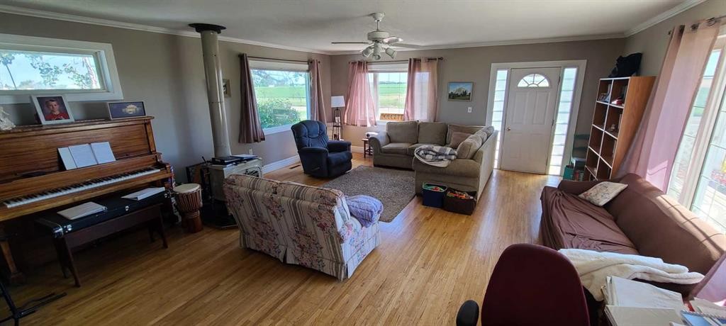 94038 Range Road 172, Rural Taber, M.D. Of, AB - Indoor Photo Showing Living Room