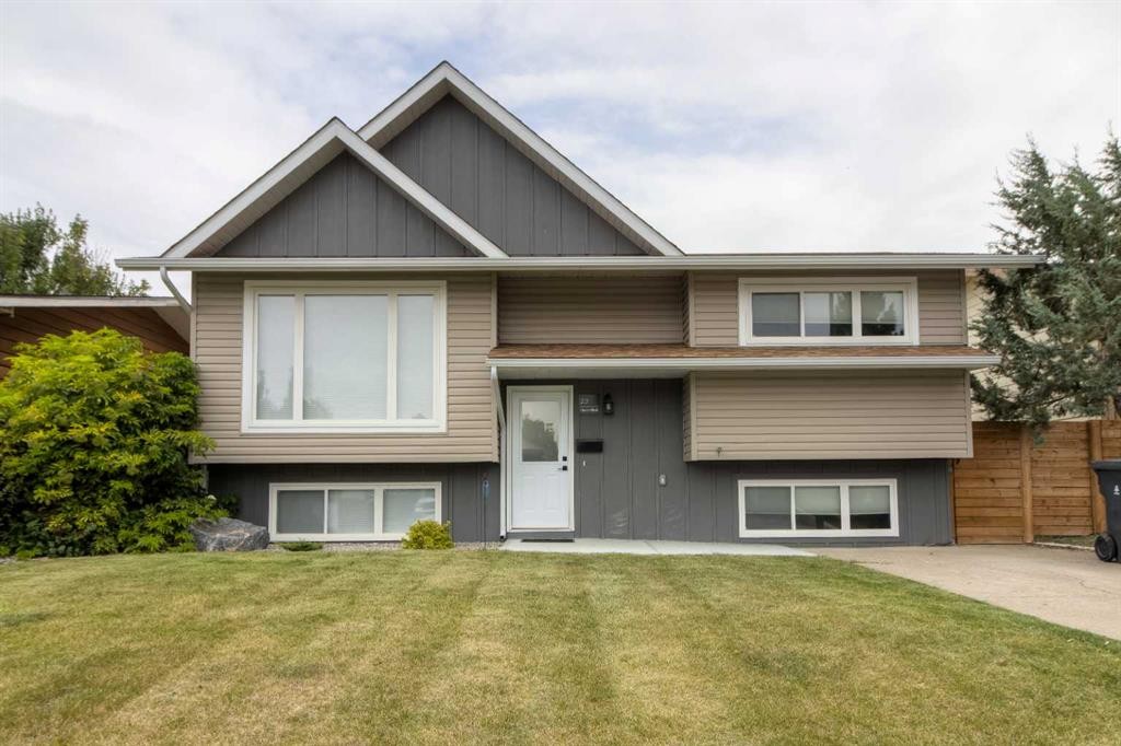 23 Trent Road West, Lethbridge, AB - Outdoor With Facade