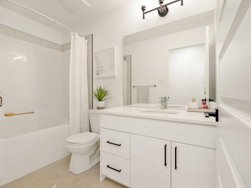 3026 47 Street South, Lethbridge, AB - Indoor Photo Showing Bathroom