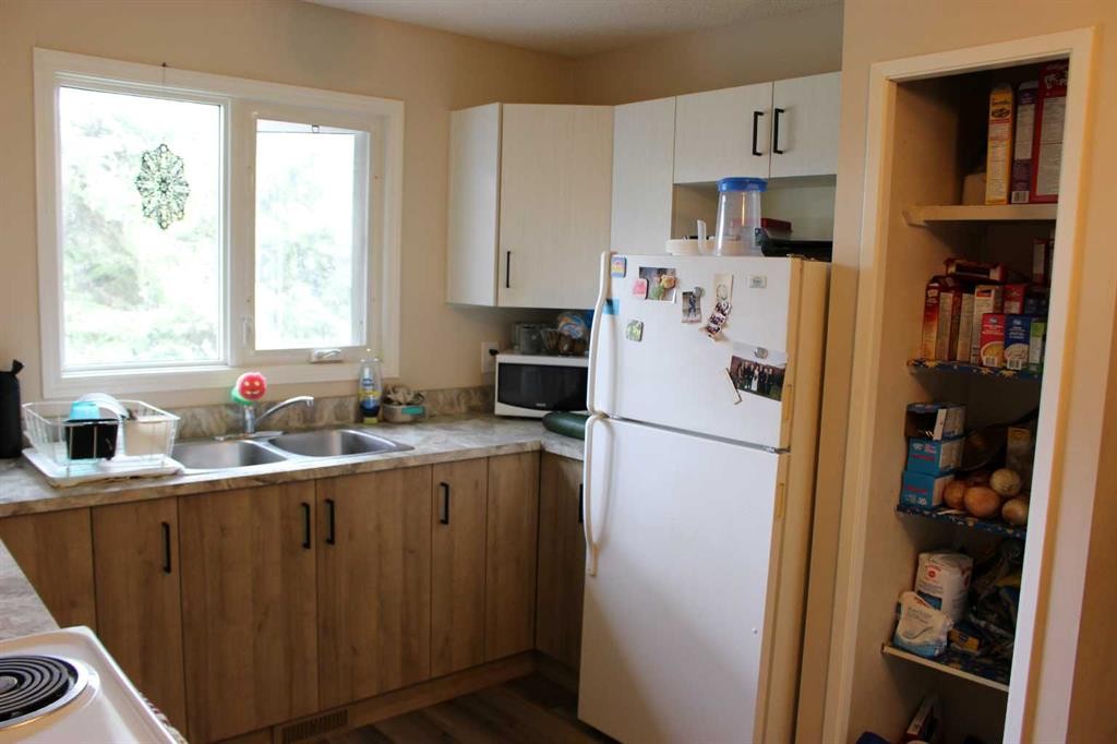 719 B Rosewood Avenue, Picture Butte, AB - Indoor Photo Showing Kitchen With Double Sink