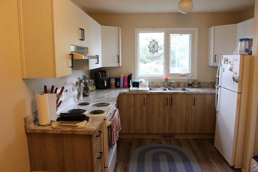 719 B Rosewood Avenue, Picture Butte, AB - Indoor Photo Showing Kitchen With Double Sink