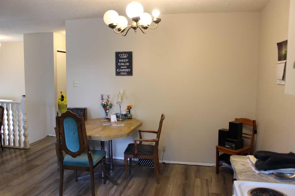 719 B Rosewood Avenue, Picture Butte, AB - Indoor Photo Showing Dining Room