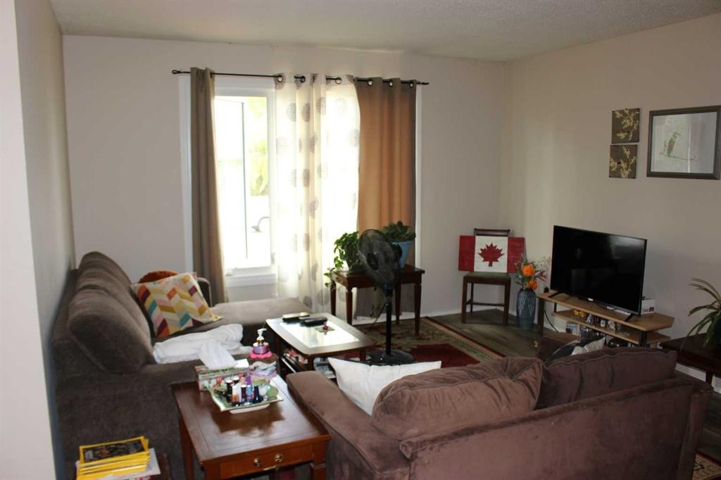 719 B Rosewood Avenue, Picture Butte, AB - Indoor Photo Showing Living Room