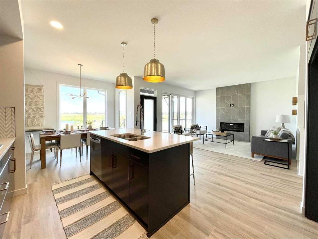 401 Blackwolf Boulevard North, Lethbridge, AB - Indoor Photo Showing Kitchen With Double Sink