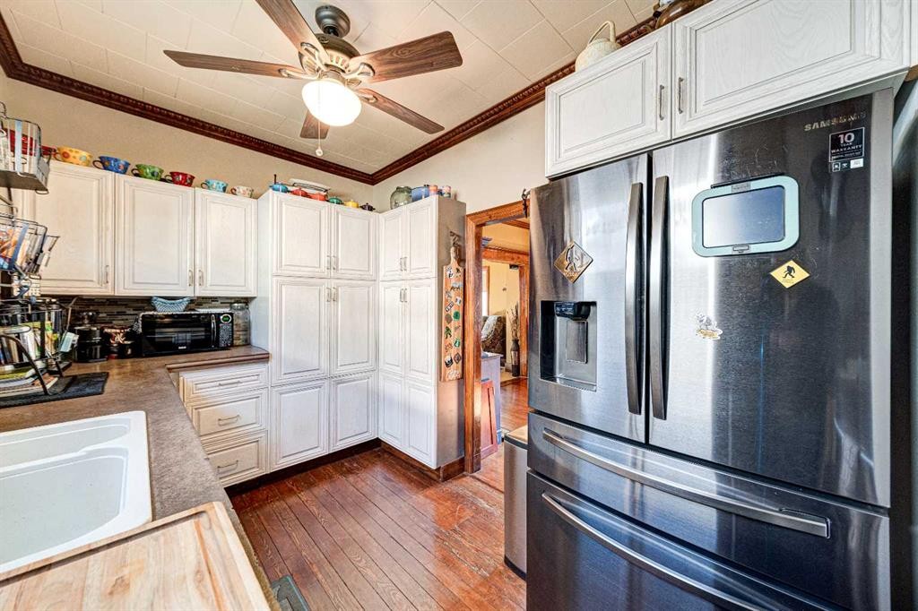 7806 20 Avenue, Coleman, AB - Indoor Photo Showing Kitchen