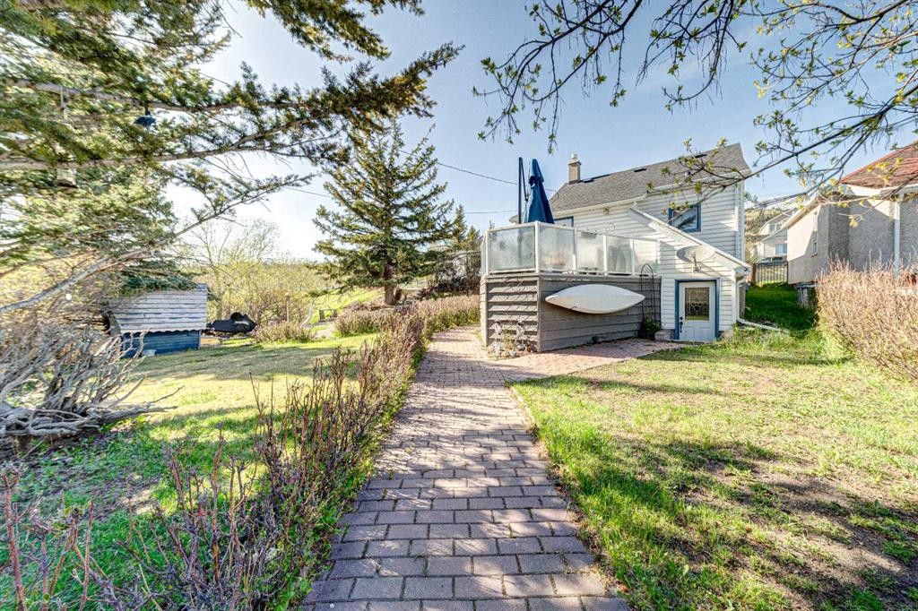 7806 20 Avenue, Coleman, AB - Outdoor