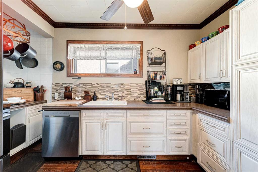 7806 20 Avenue, Coleman, AB - Indoor Photo Showing Kitchen