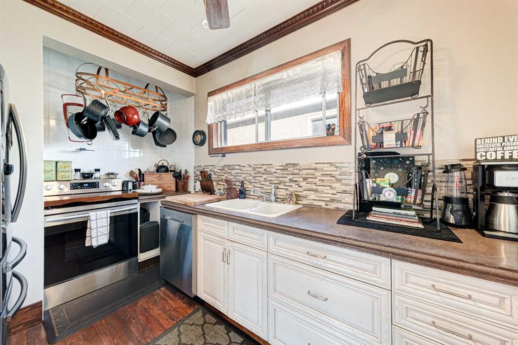7806 20 Avenue, Coleman, AB - Indoor Photo Showing Kitchen With Double Sink