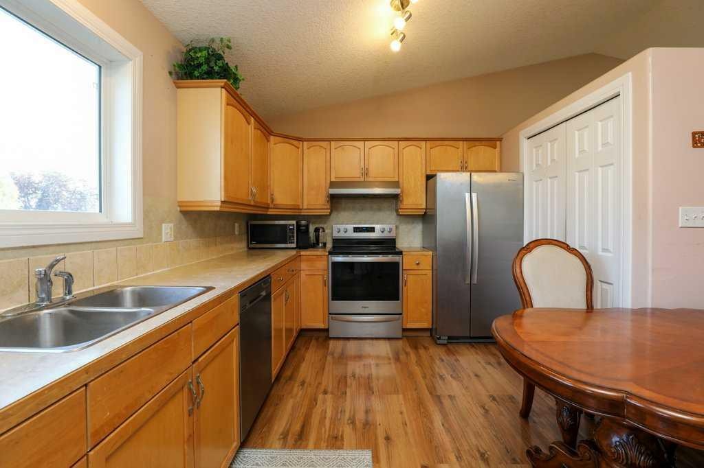 117 21 Street, Fort Macleod, AB - Indoor Photo Showing Kitchen With Double Sink