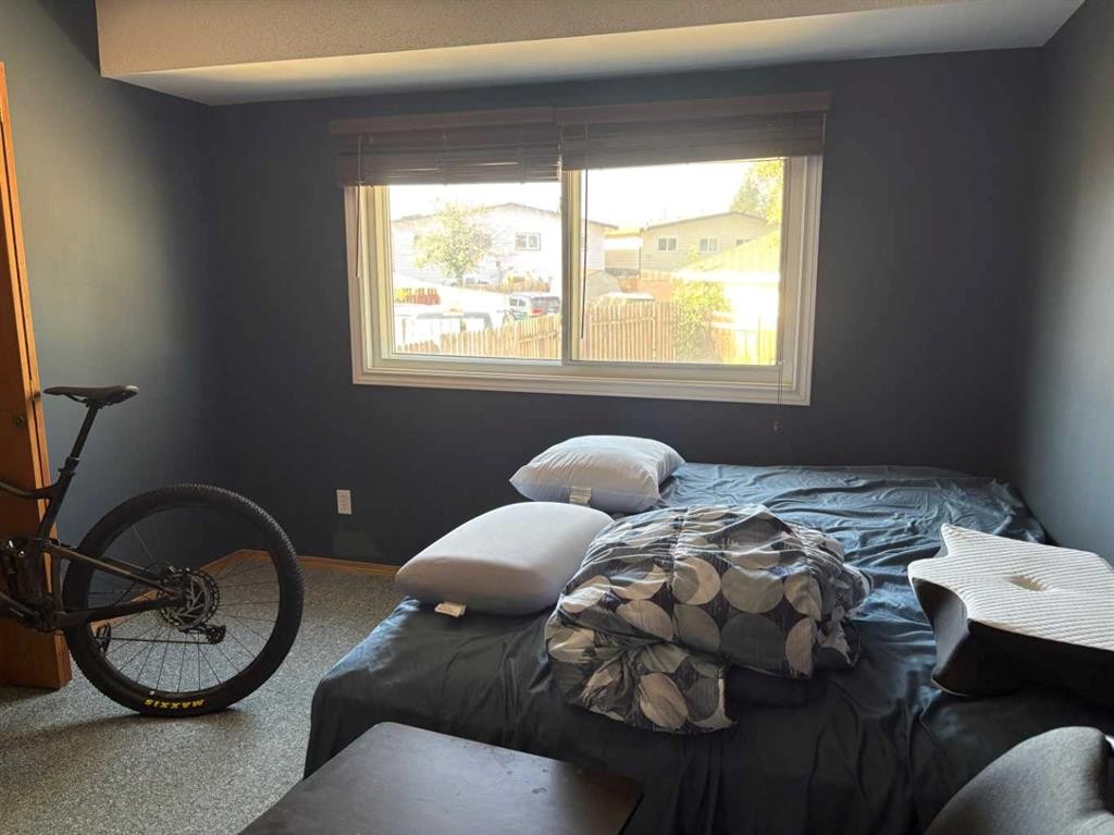 40 Cayuga Crescent West, Lethbridge, AB - Indoor Photo Showing Bedroom