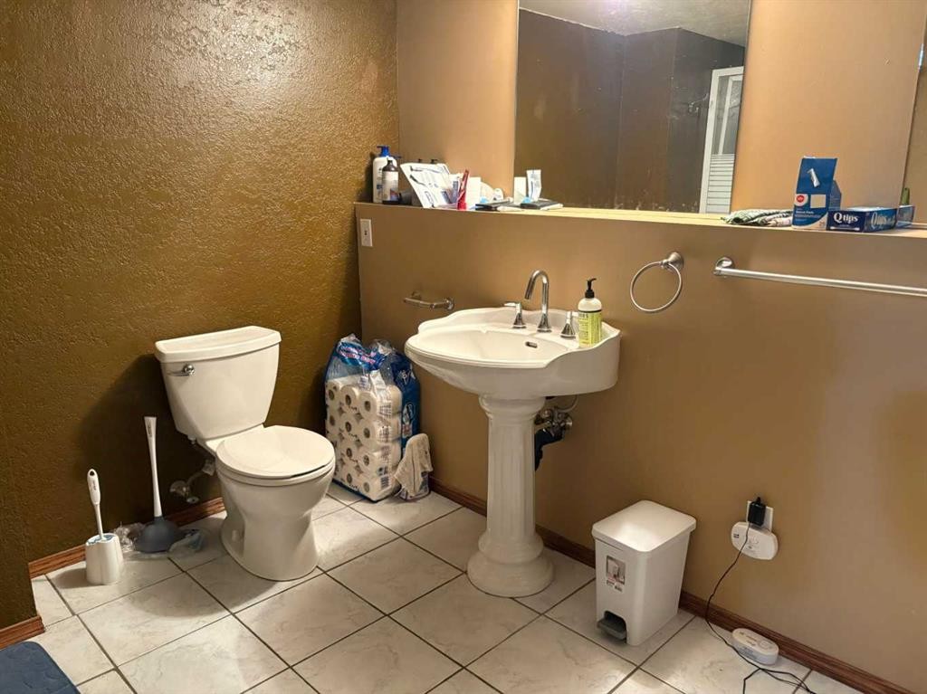 40 Cayuga Crescent West, Lethbridge, AB - Indoor Photo Showing Bathroom