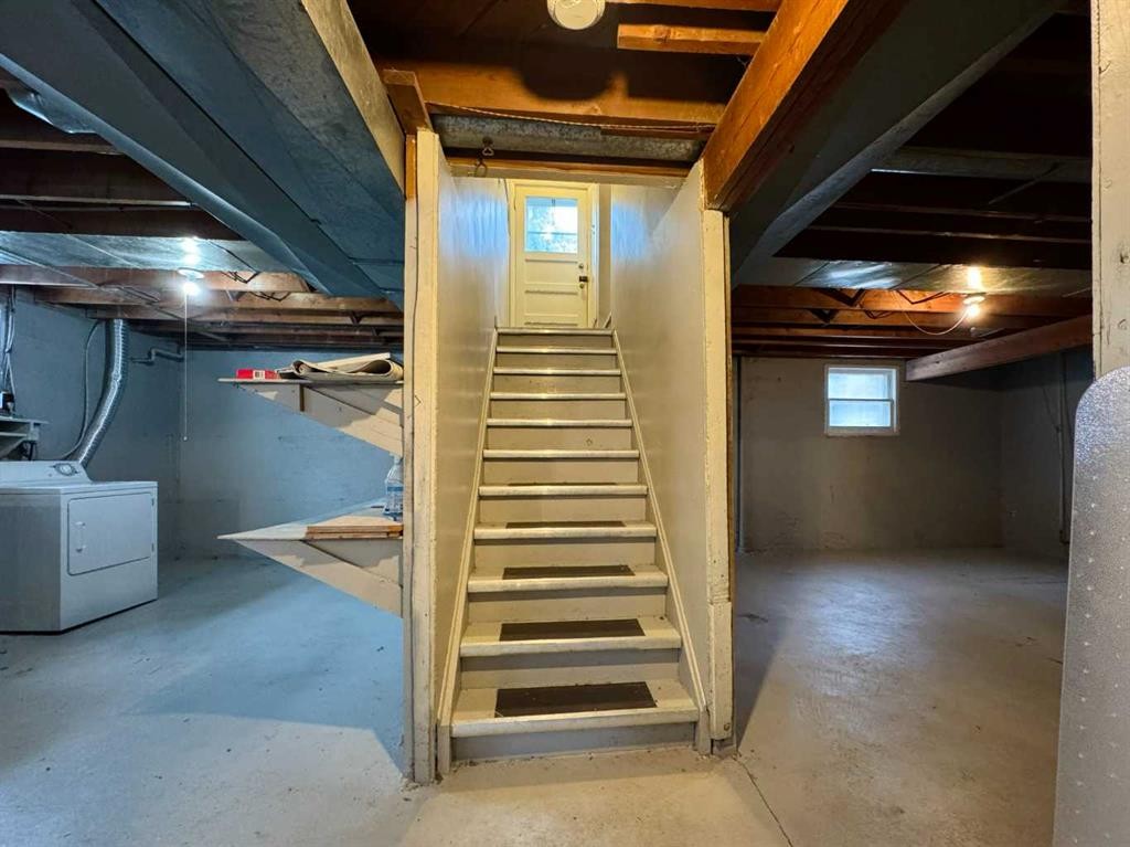 537 23 Street South, Lethbridge, AB - Indoor Photo Showing Laundry Room