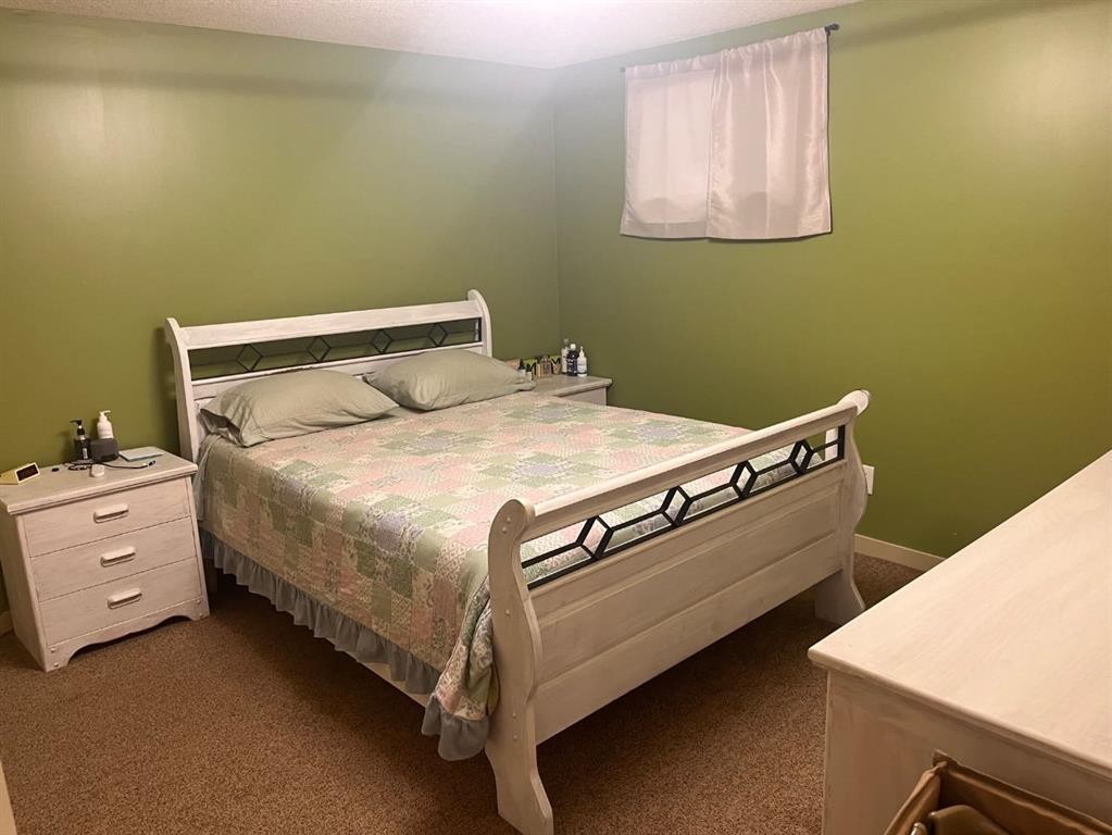 939 2Nd Avenue North, Vauxhall, AB - Indoor Photo Showing Bedroom