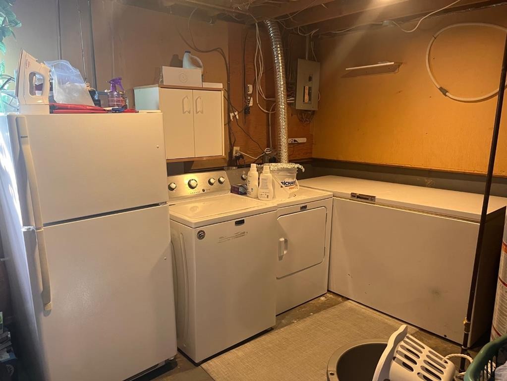 939 2Nd Avenue North, Vauxhall, AB - Indoor Photo Showing Laundry Room