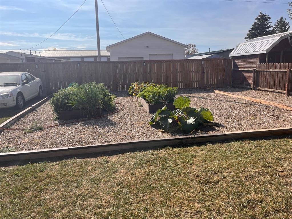 939 2Nd Avenue North, Vauxhall, AB - Outdoor