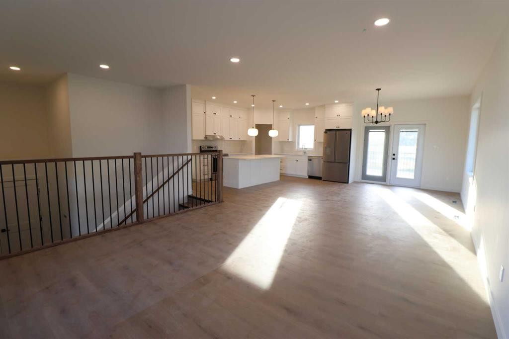 531 4 St, Vauxhall, AB - Indoor