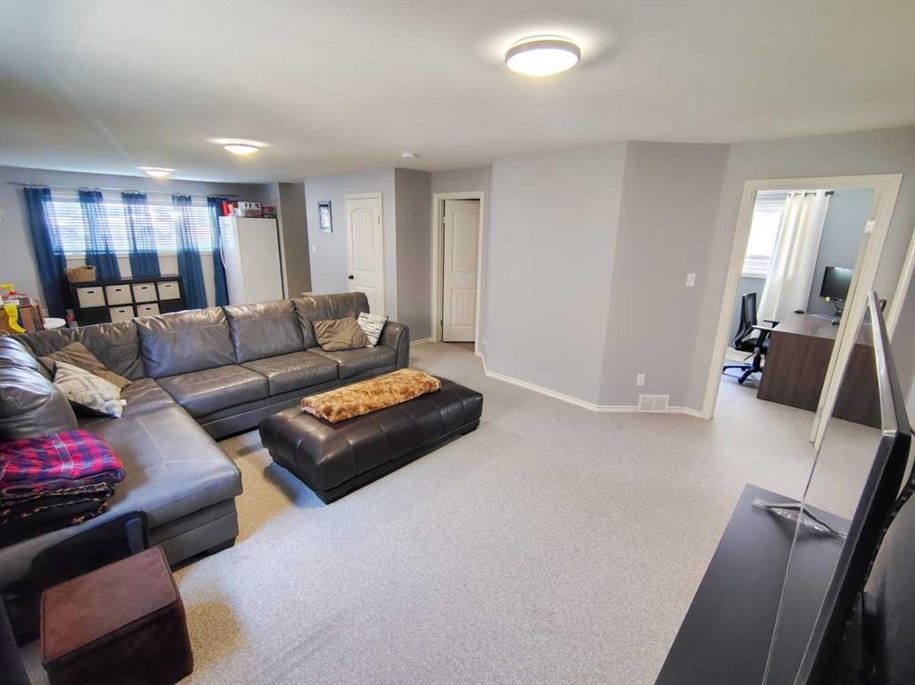 414 10A Street, Nobleford, AB - Indoor Photo Showing Living Room