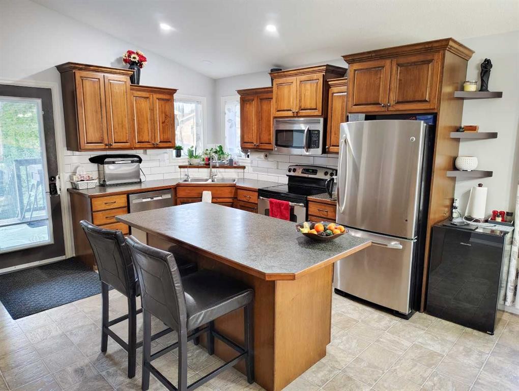 414 10A Street, Nobleford, AB - Indoor Photo Showing Kitchen With Double Sink
