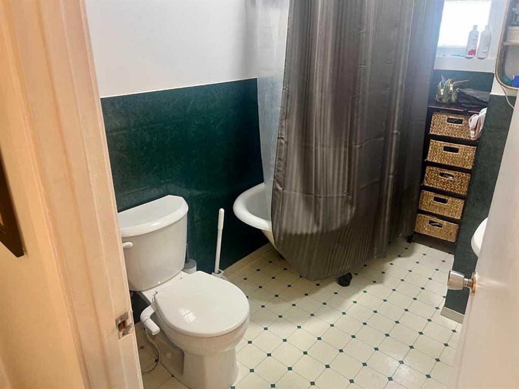 1803 5A Avenue North, Lethbridge, AB - Indoor Photo Showing Bathroom