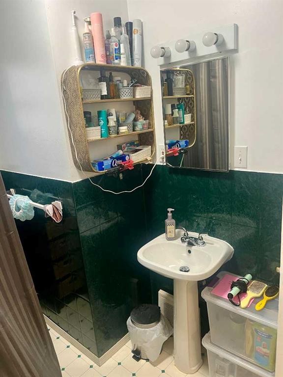 1803 5A Avenue North, Lethbridge, AB - Indoor Photo Showing Bathroom