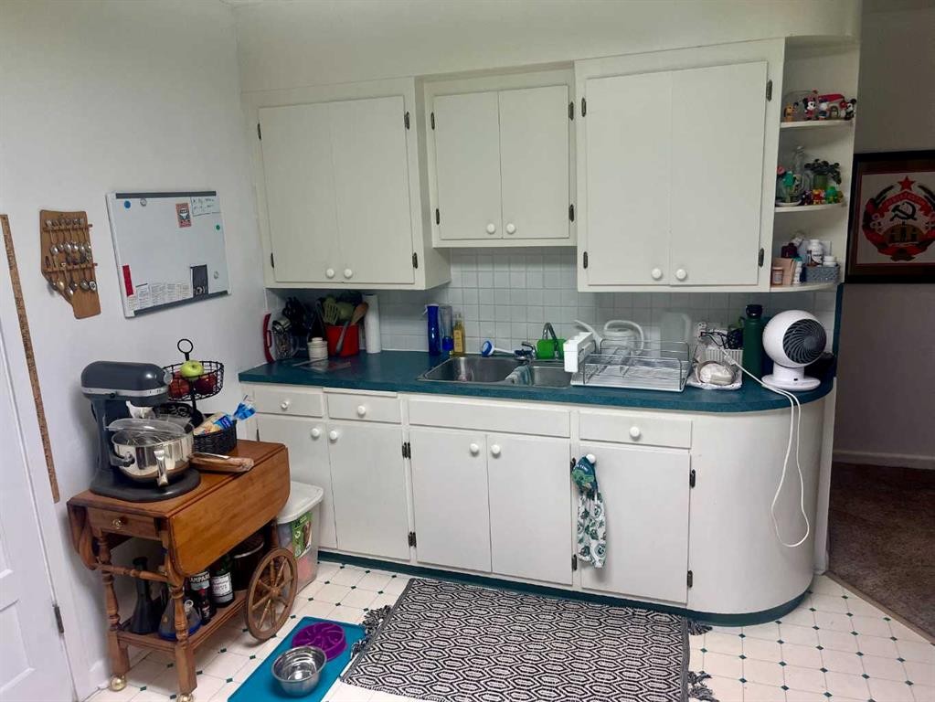1803 5A Avenue North, Lethbridge, AB - Indoor Photo Showing Kitchen With Double Sink