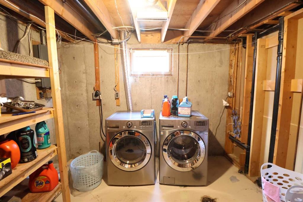 4615 52 Ave, Taber, AB - Indoor Photo Showing Laundry Room