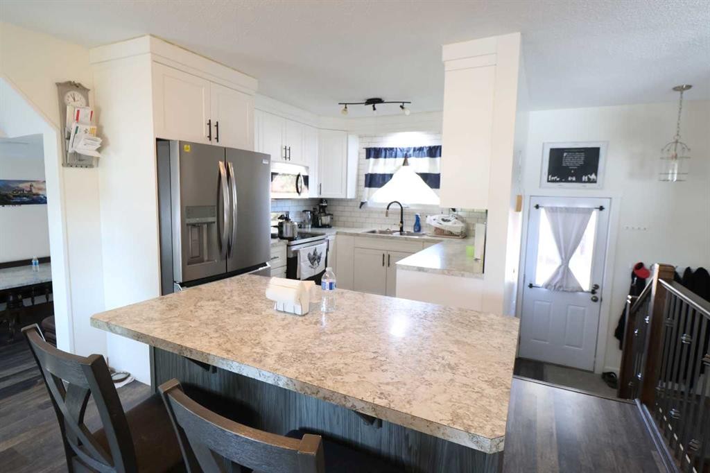 4615 52 Ave, Taber, AB - Indoor Photo Showing Kitchen