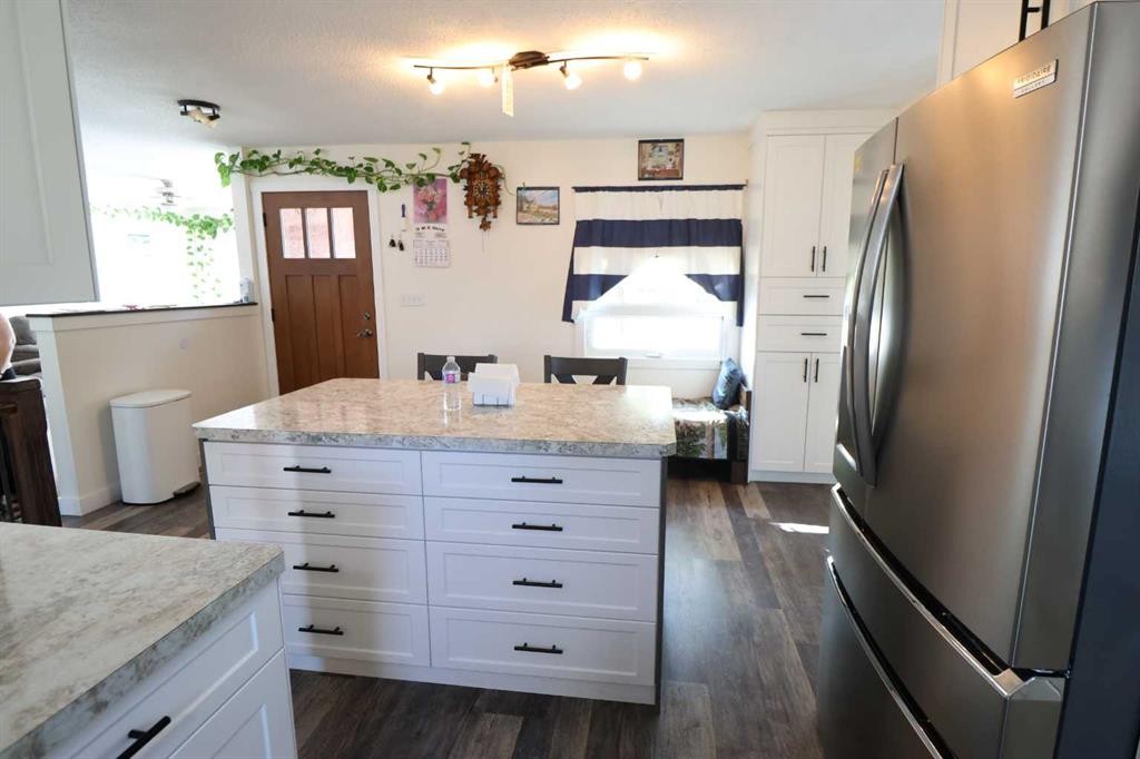 4615 52 Ave, Taber, AB - Indoor Photo Showing Kitchen