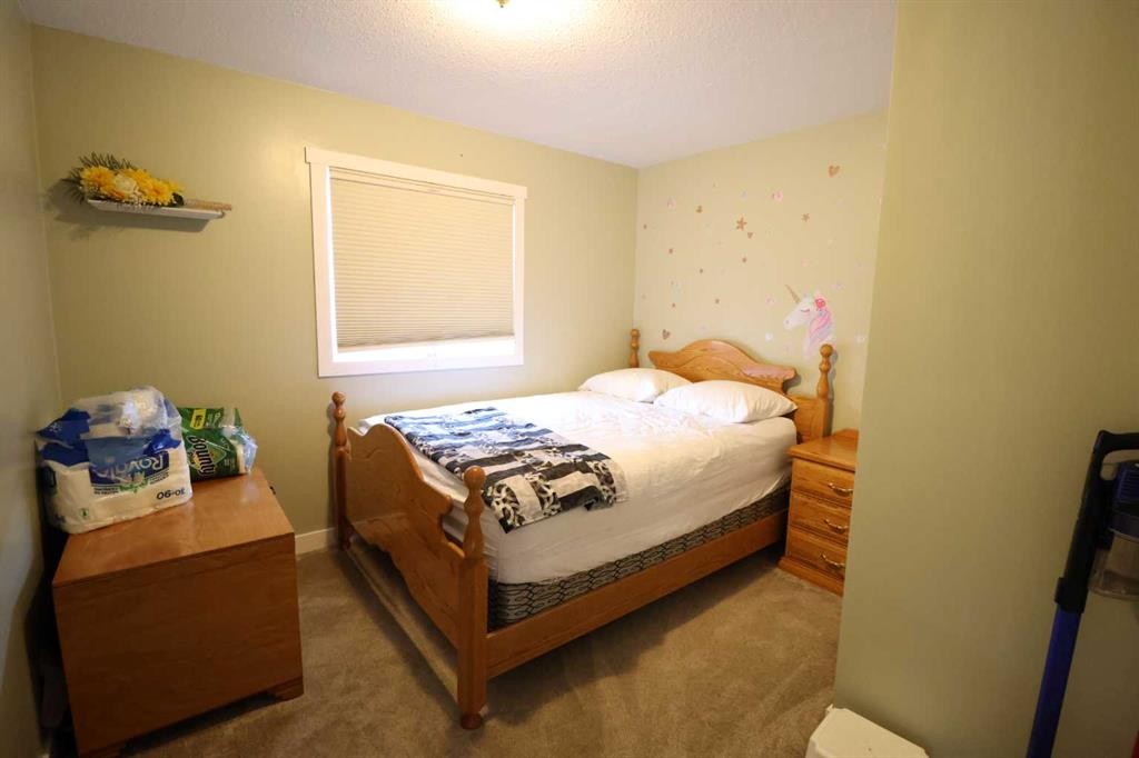 4615 52 Ave, Taber, AB - Indoor Photo Showing Bedroom