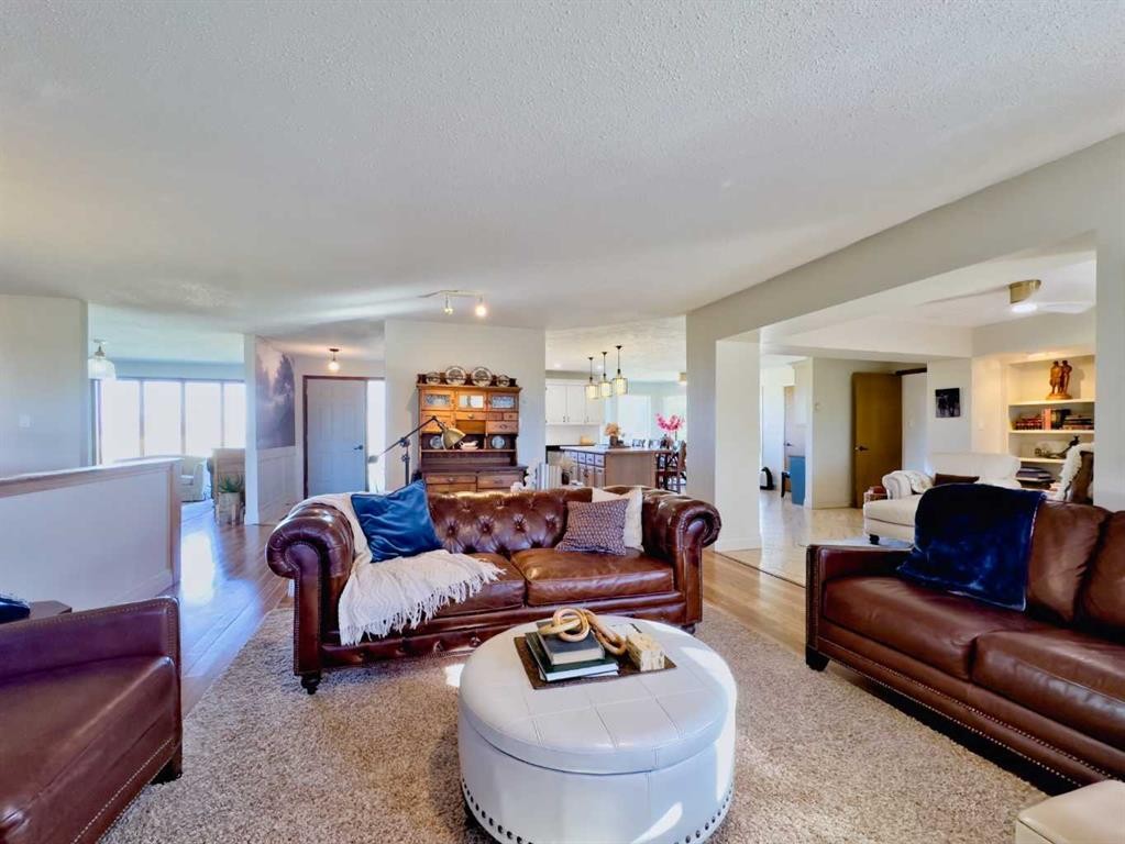 42082 Range Road 274, Hill Spring, AB - Indoor Photo Showing Living Room