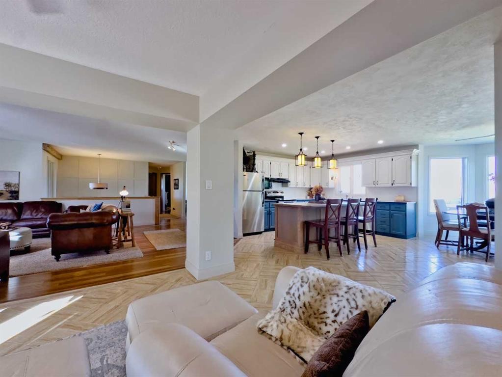 42082 Range Road 274, Hill Spring, AB - Indoor Photo Showing Living Room