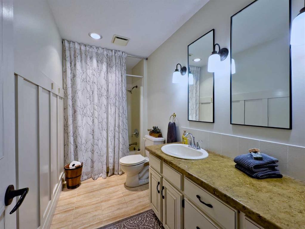 42082 Range Road 274, Hill Spring, AB - Indoor Photo Showing Bathroom