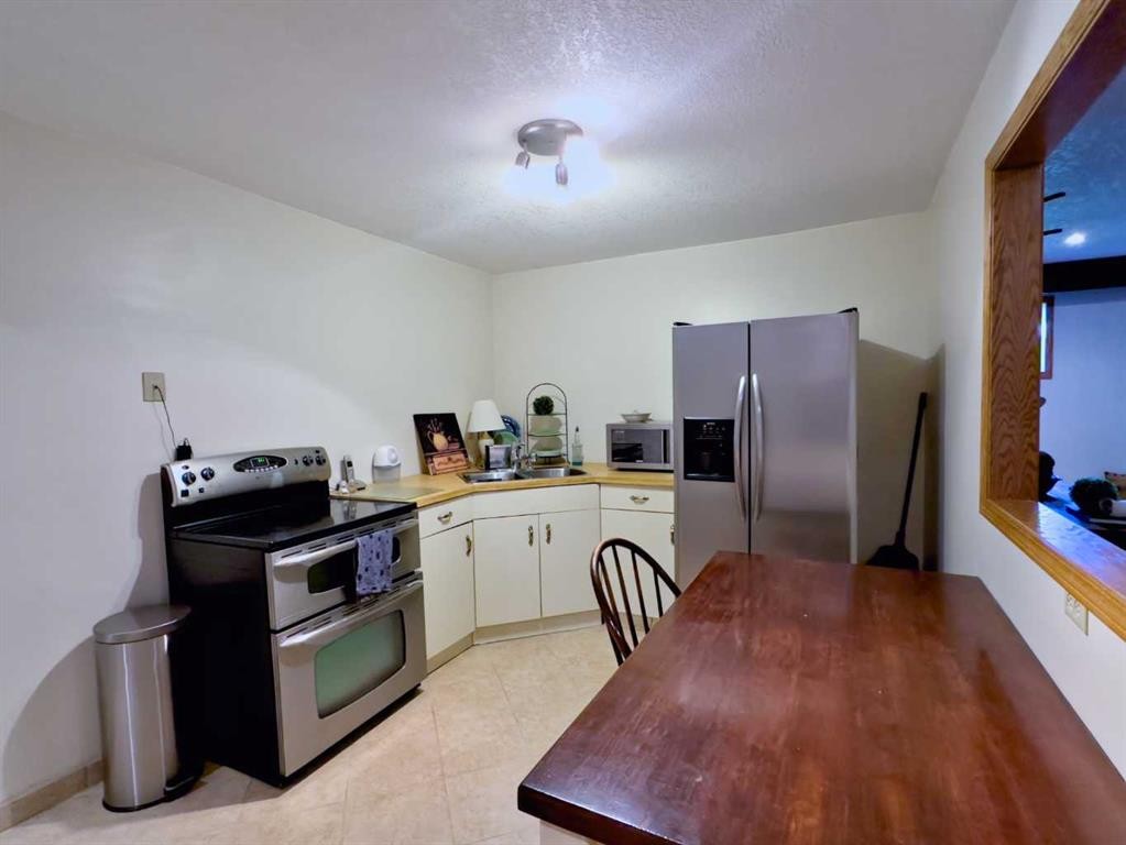 42082 Range Road 274, Hill Spring, AB - Indoor Photo Showing Kitchen