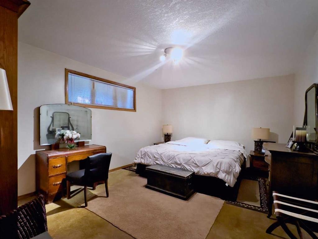 42082 Range Road 274, Hill Spring, AB - Indoor Photo Showing Bedroom