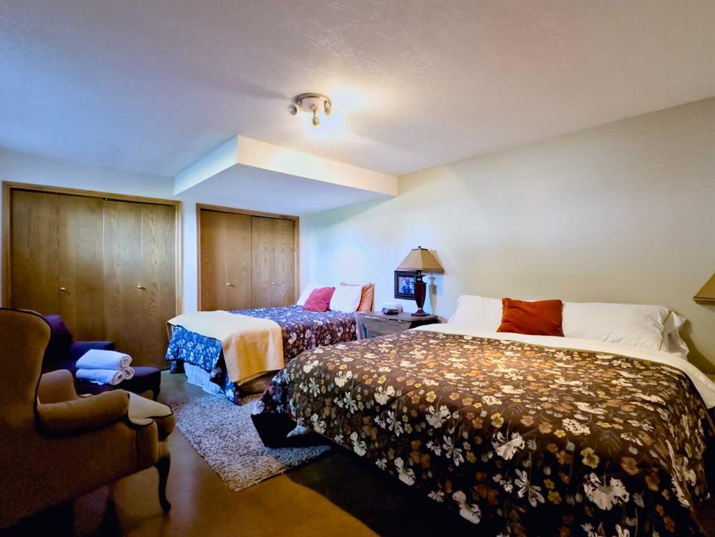 42082 Range Road 274, Hill Spring, AB - Indoor Photo Showing Bedroom