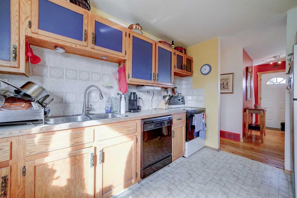 452 16 Street, Fort Macleod, AB - Indoor Photo Showing Kitchen With Double Sink